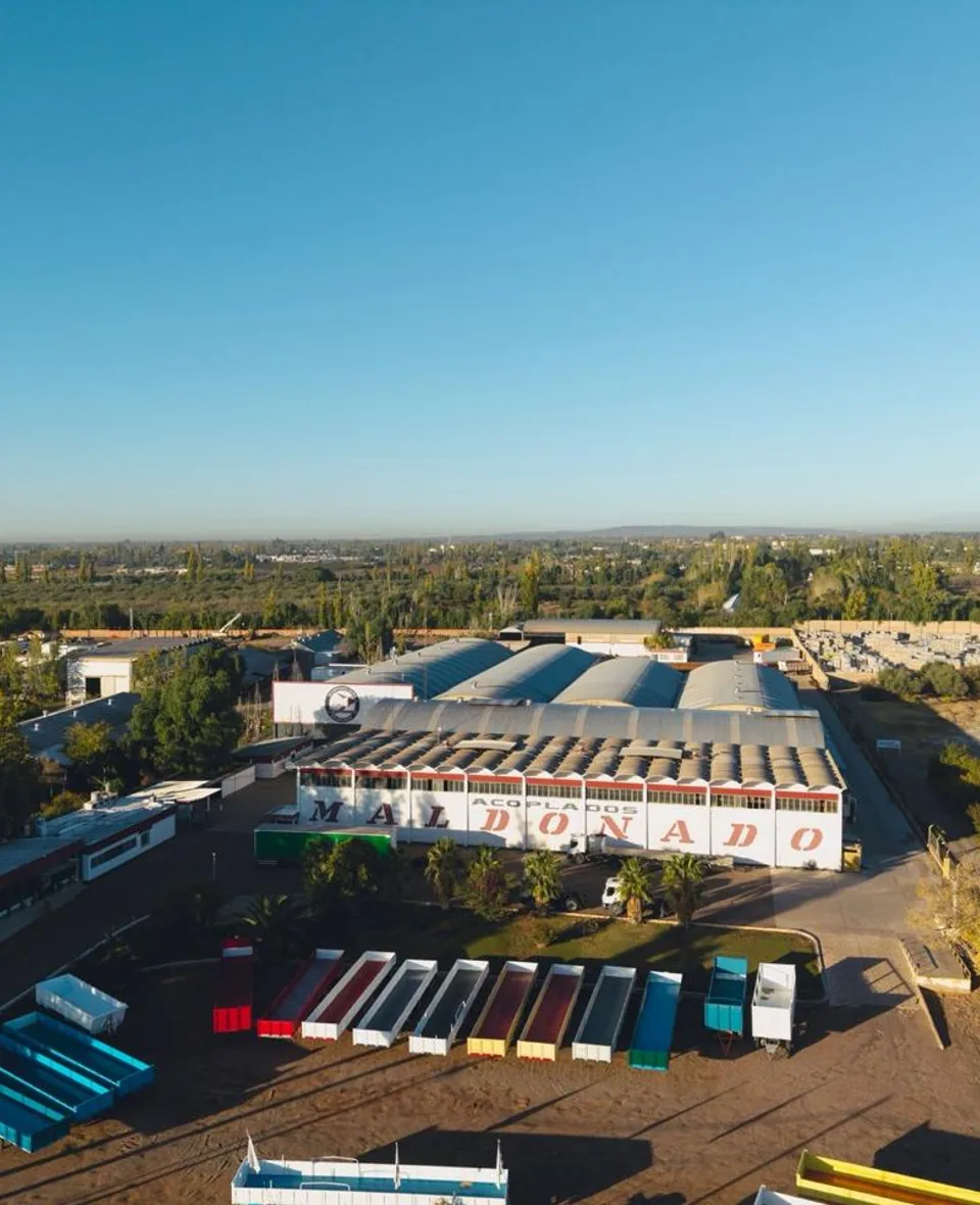 Vista aérea de la planta Maldonado en Mendoza: las naves de producción con el cartel MALDONADO ACOPLADOS y la playa con las unidades terminadas.