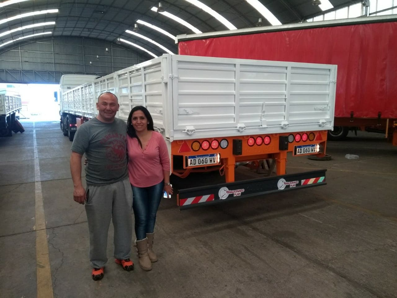 Pareja retirando su acoplado en planta Maldonado